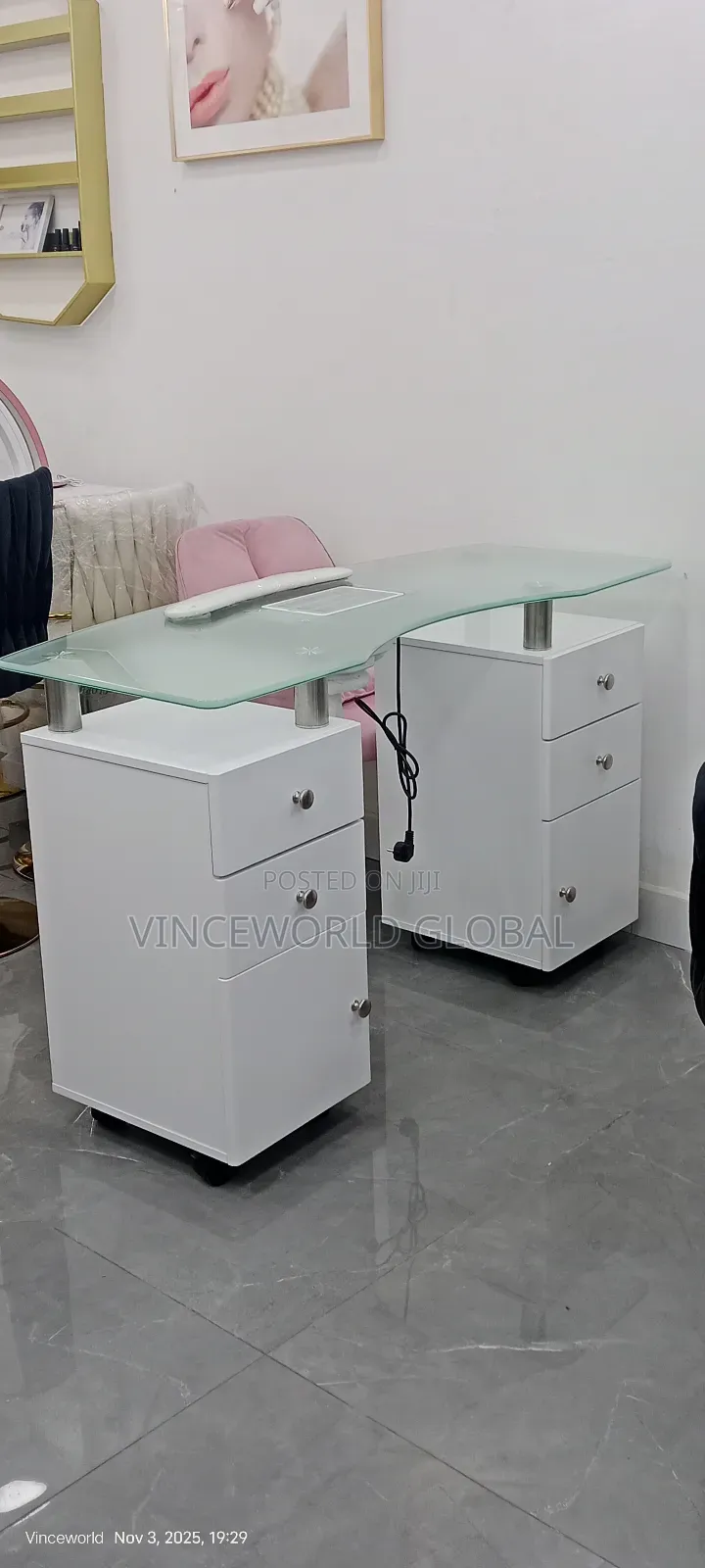 Double Drawl Manicure Table 005b