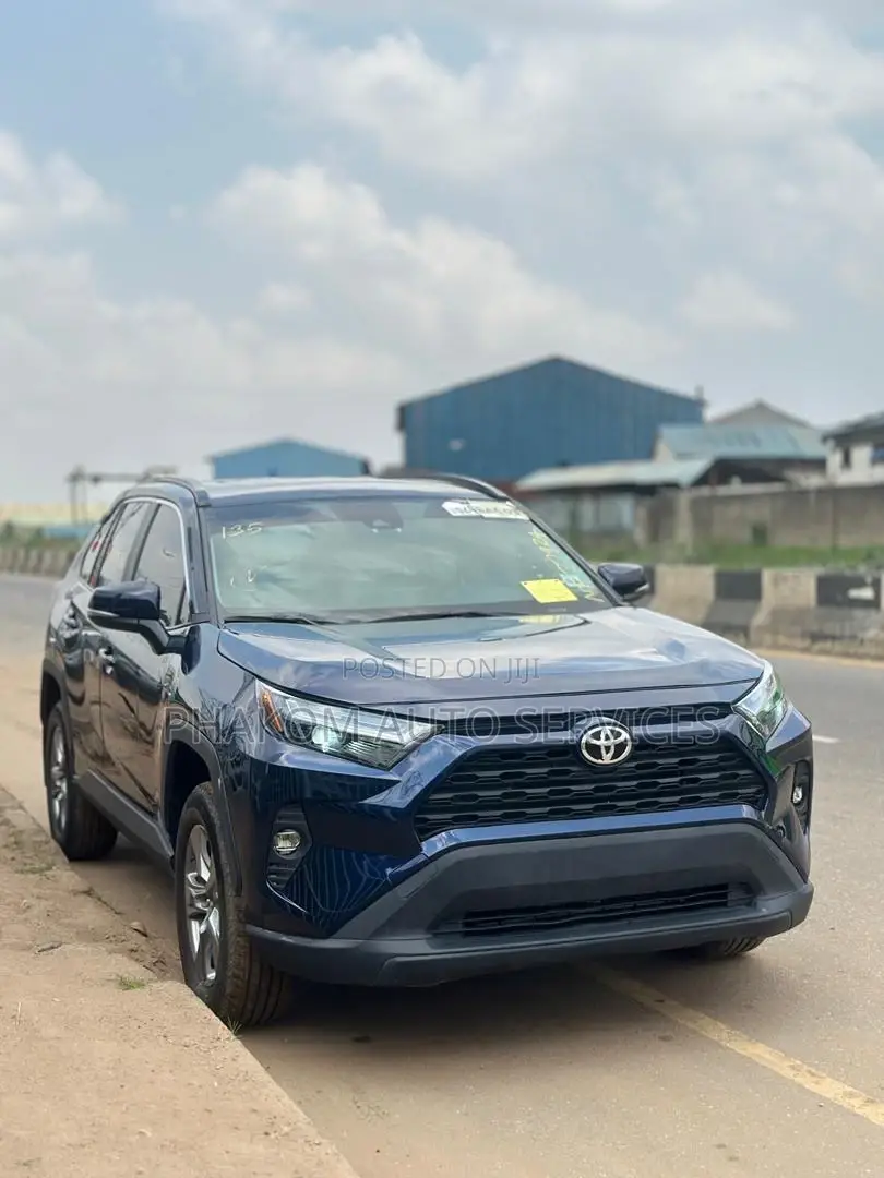 Toyota RAV4 XLE AWD 2024 Blue