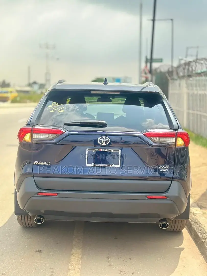 Toyota RAV4 XLE AWD 2024 Blue