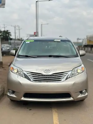 Toyota Sienna LE 7 Passenger Mobility (3.5L 6cyl 8A) 2017 Gold