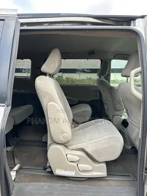Toyota Sienna LE 7 Passenger Mobility (3.5L 6cyl 8A) 2017 Gold