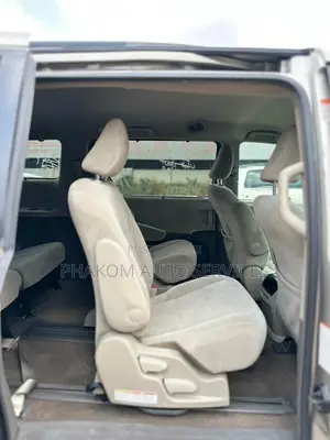 Toyota Sienna LE 7 Passenger Mobility (3.5L 6cyl 8A) 2017 Gold