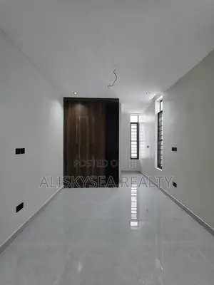 5bdrm Duplex in Lekki Phase 2 for sale