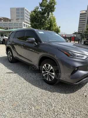 Toyota Highlander XLE 2021 Gray