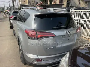 Toyota RAV4 XLE 4dr SUV AWD (2.5L 4cyl 6A) 2018 Silver