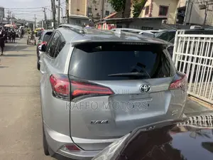 Toyota RAV4 XLE 4dr SUV AWD (2.5L 4cyl 6A) 2018 Silver