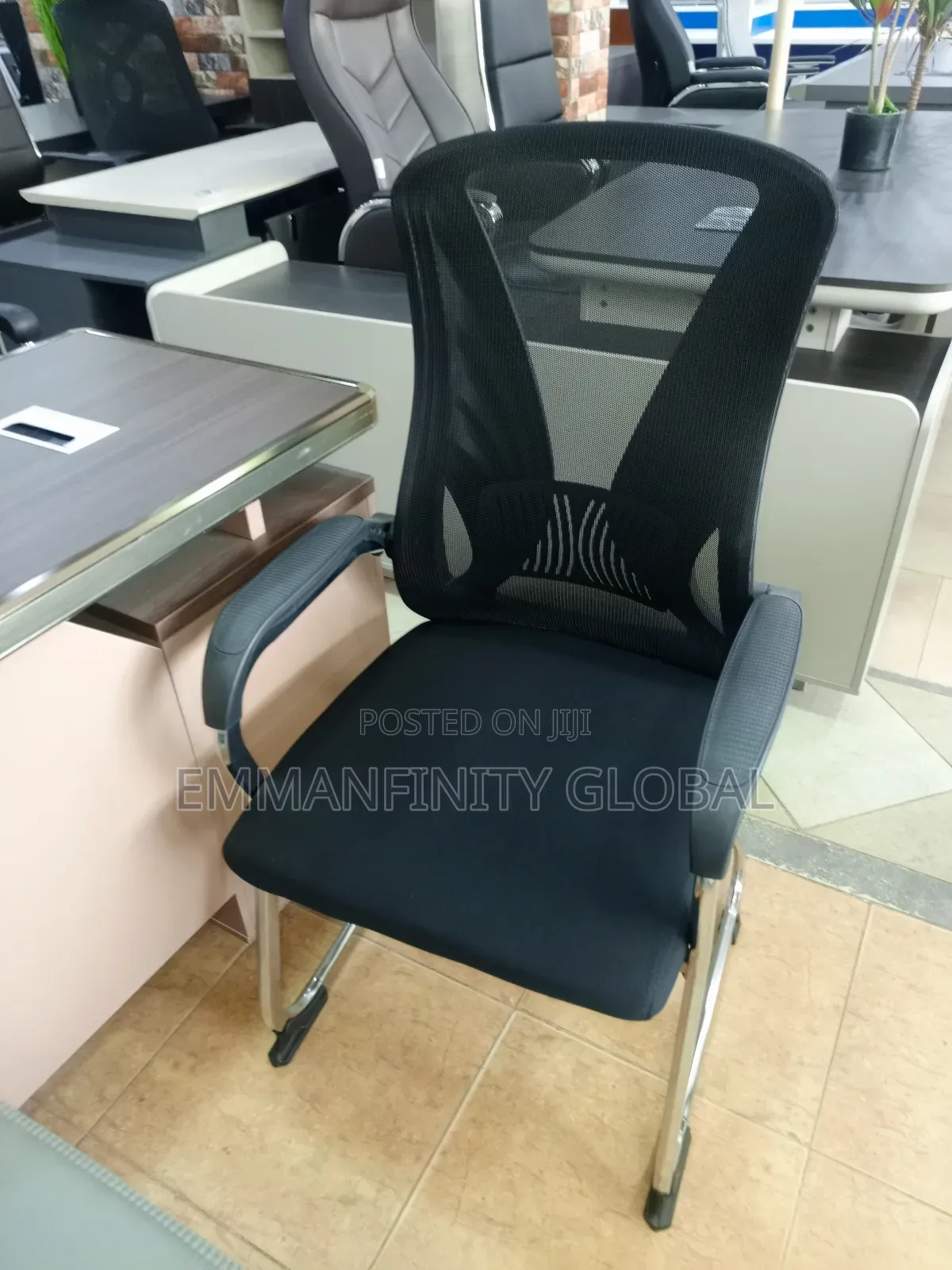 Matrix Mesh Visitors Chair With Armrest.