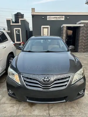 Toyota Camry LE 4dr Sedan (2.5L 4cyl 6AM) 2010 Gray