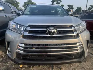 Toyota Highlander XLE 4x4 V6 (3.5L 6cyl 8A) 2018 Silver