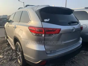 Toyota Highlander XLE 4x4 V6 (3.5L 6cyl 8A) 2018 Silver