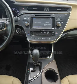 Toyota Avalon XLE Plus FWD Sedan (3.6L 6cyl 6A) 2016 White