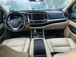 Toyota Highlander XLE 4x4 V6 (3.5L 6cyl 8A) 2017 White