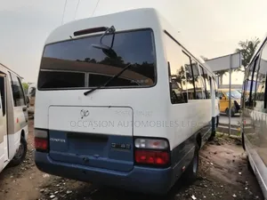 Toyota HiAce 2017 Blue
