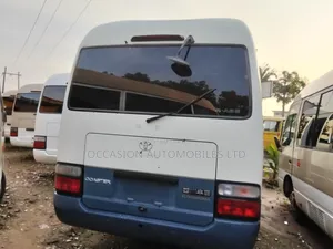 Toyota HiAce 2017 Blue