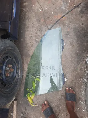 Toyota Matrix 2005 Front Door Glass