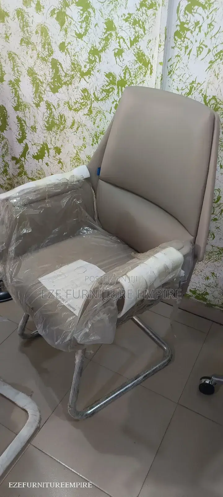 Sleek Modern Visitors Office Chair