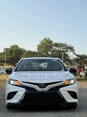 Toyota Camry SE (2.5L 4cyl 8A) 2019 White