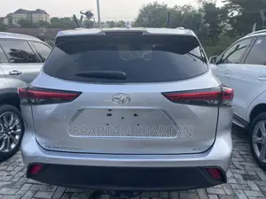 Toyota Highlander 2022 Silver