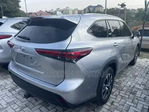 Toyota Highlander 2022 Silver