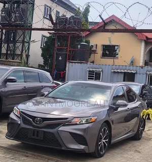 Toyota Camry SE FWD 2020 Gray