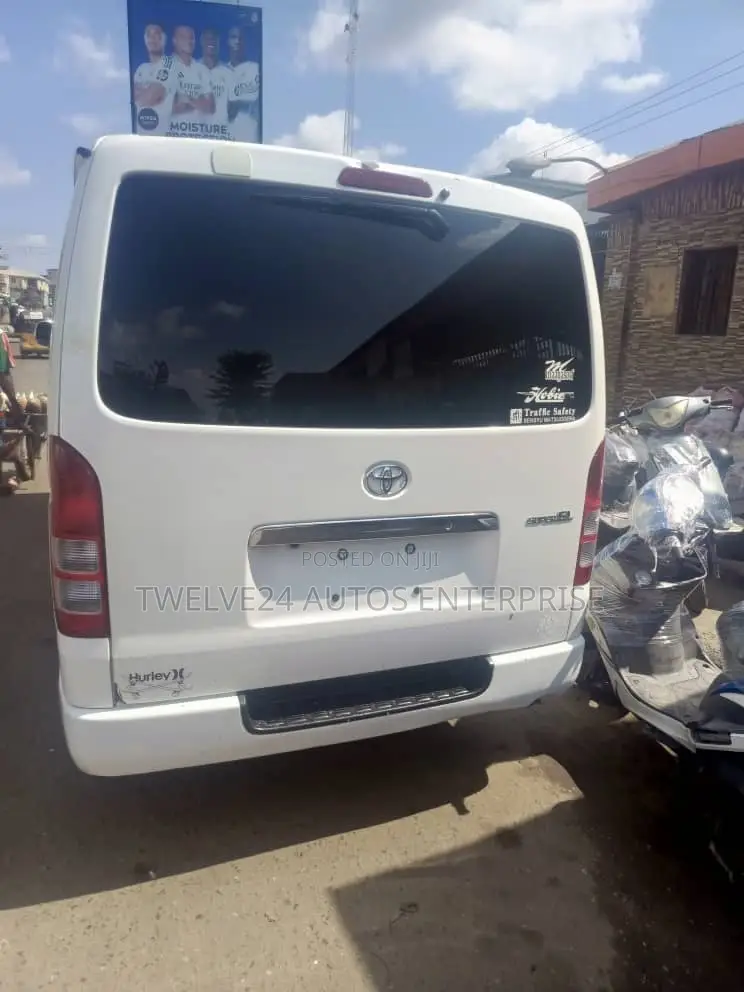 Toyota HiAce 2012 White