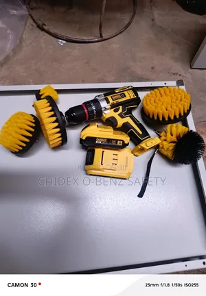 Dwalt Cordless Drilling Machine With Brushes