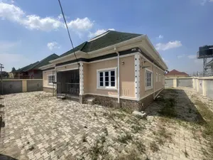 4bdrm Bungalow in Doctors Court, Sabon Lugbe for sale