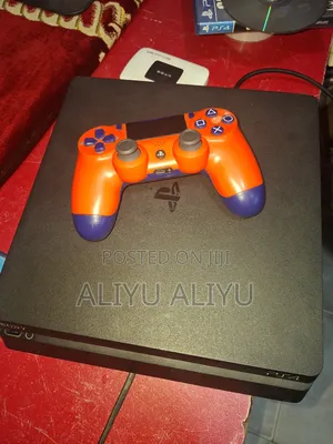 Playstation 4 Slim.