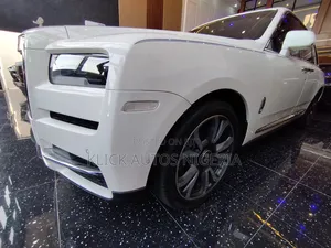 Rolls-Royce Cullinan Black Badge 2022 White