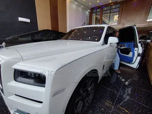 Rolls-Royce Cullinan Black Badge 2022 White