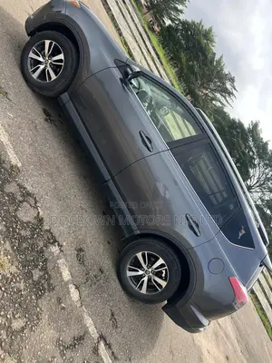 Toyota RAV4 XLE 4dr SUV (2.5L 4cyl 6A) 2018 Gray