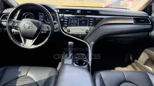 Toyota Camry SE (2.5L 4cyl 8A) 2019 Gray