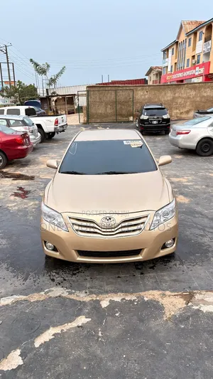 Toyota Camry LE 4dr Sedan (2.5L 4cyl 6AM) 2010 Gold