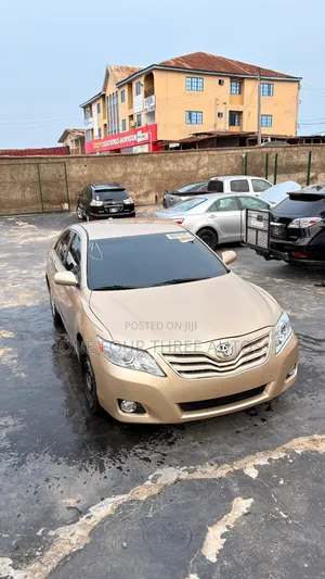 Toyota Camry LE 4dr Sedan (2.5L 4cyl 6AM) 2010 Gold