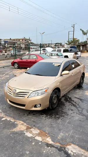 Toyota Camry LE 4dr Sedan (2.5L 4cyl 6AM) 2010 Gold