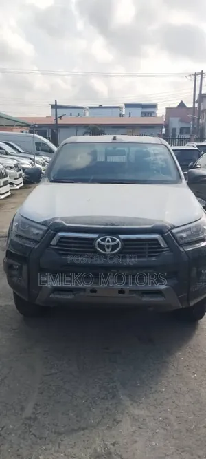 New Toyota Hilux 2025 Black