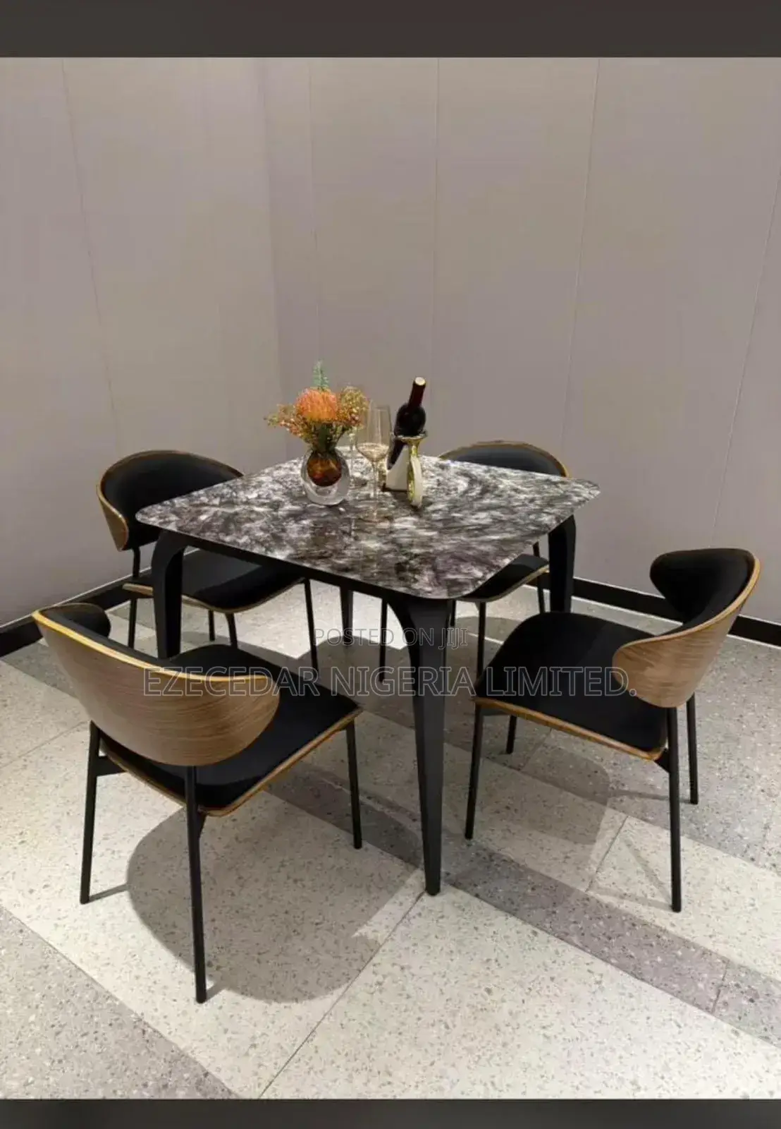 Dinning Set by 4 Chairs 