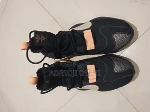 Adidas Kicks / Sneakers