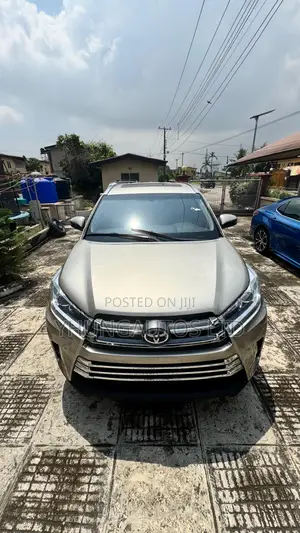 Toyota Highlander XLE 4dr SUV AWD (3.5L 6cyl 6A) 2015 Gold