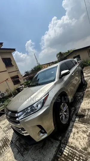 Toyota Highlander XLE 4dr SUV AWD (3.5L 6cyl 6A) 2015 Gold