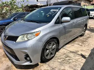 Toyota Sienna SE Premium (3.5L 6cyl 8A) 2018 Silver