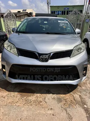 Toyota Sienna SE Premium (3.5L 6cyl 8A) 2018 Silver