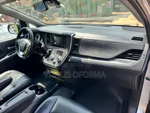 Toyota Sienna SE Premium (3.5L 6cyl 8A) 2018 Silver