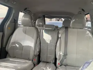 Toyota Sienna 2011 Red
