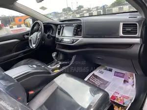 Toyota Highlander XLE 4x4 V6 (3.5L 6cyl 8A) 2018 Silver