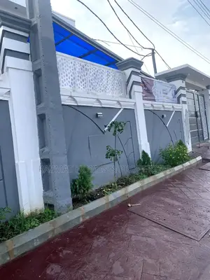 4bdrm Duplex in Medina for sale