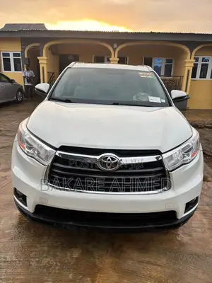 Toyota Highlander XLE 4x4 V6 (3.5L 6cyl 8A) 2017 White