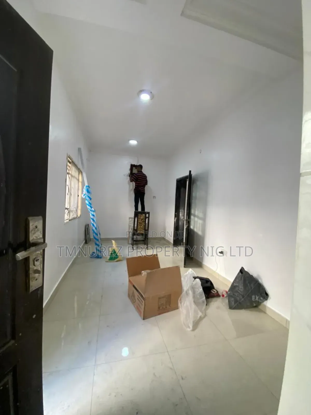 Mini Flat in Chevron for rent