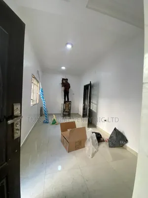 Mini Flat in Chevron for rent