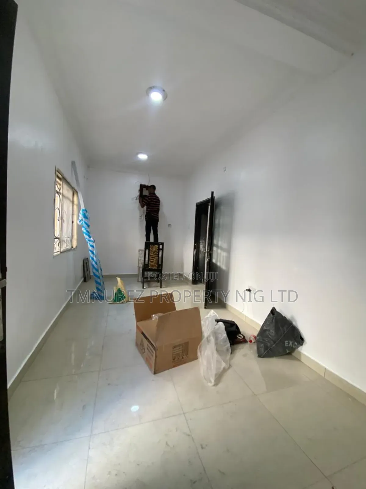 Mini Flat in Chevron for rent